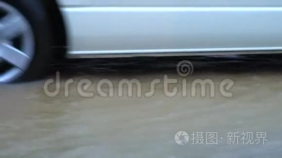 洪水淹没的亚洲街道上的交通视频