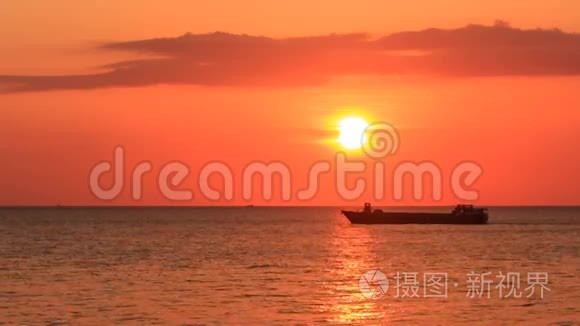 夕阳西下的海上小舟和橘色天空视频