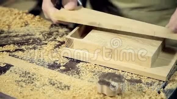 木工在木板上涂胶视频