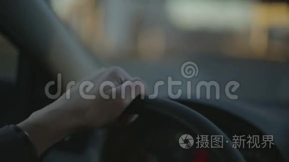 日落时分，男人的手在开车