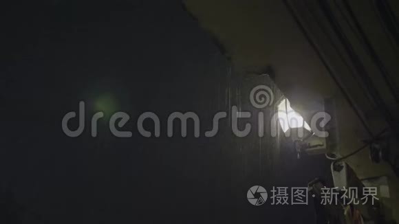 热带雨水在夜间倾泻视频