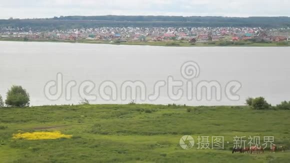 从山上到村庄，河和牧马。