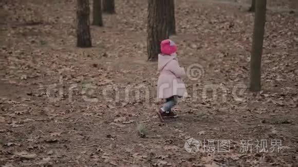 美丽的小女孩独自走在森林里。