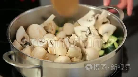 用香瓜煮蔬菜汤视频