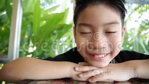 绿叶的亚洲小孩快乐的面部表情视频