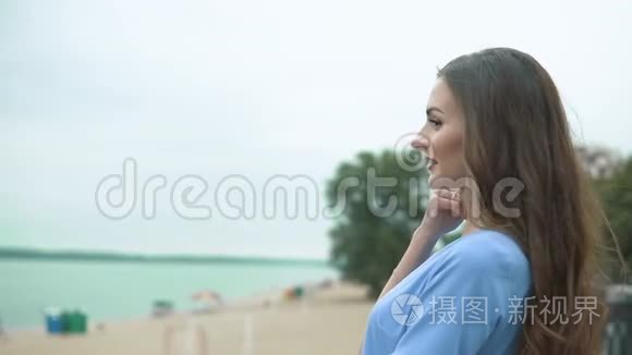 河堤上的年轻美女