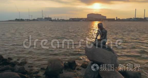 日落时分城市水边的美人鱼雕像视频