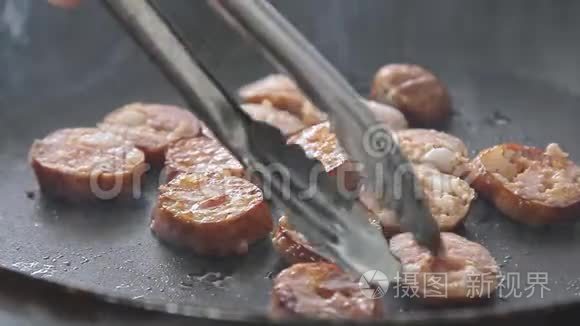 烹饪和炸香肠视频