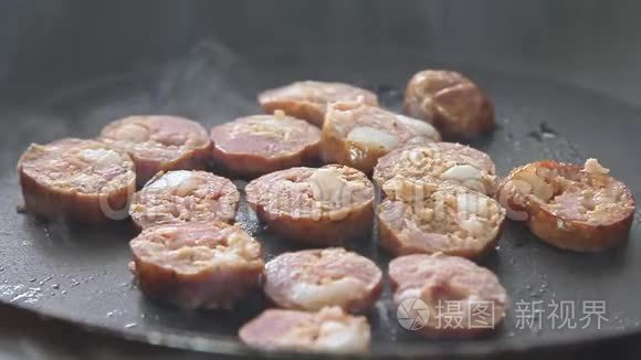 烹饪和炸香肠视频