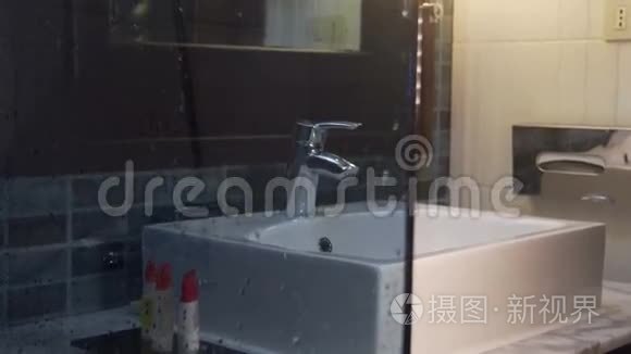 现代化浴室和洗脸盆的室内景观视频