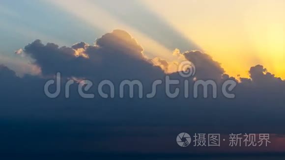 太阳光在海上日出时穿过云层出现的时间点。