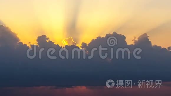 太阳光在海上日出时穿过云层出现的时间点。