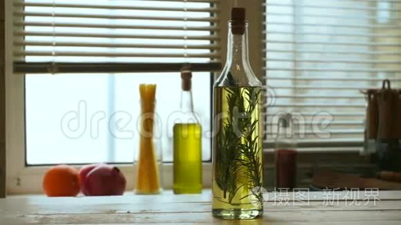 厨房桌上的橄榄油瓶。迷迭香橄榄油