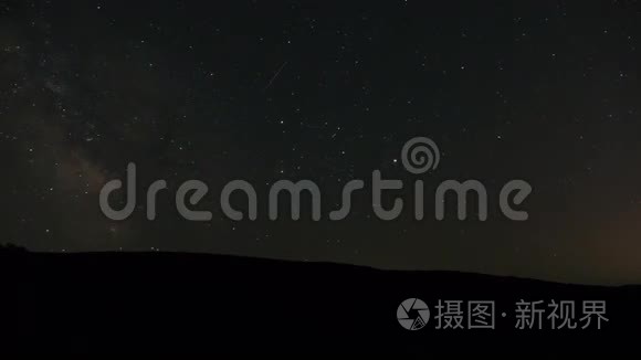 夜空和银河系的森林时光，星星