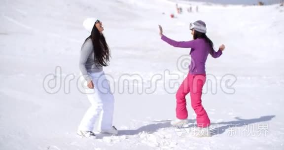 两个年轻女子在冬天的雪中嬉戏视频