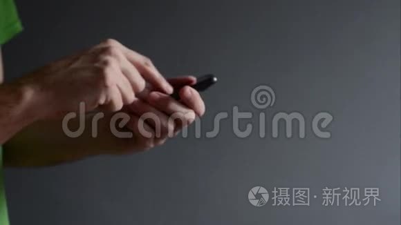 使用智能手机的商人。 双手滚动并键入屏幕。