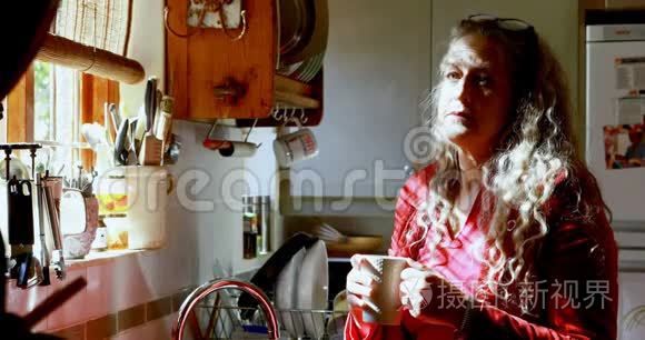 家中厨房有咖啡的成熟女人视频