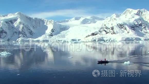 南极海洋中的小船视频