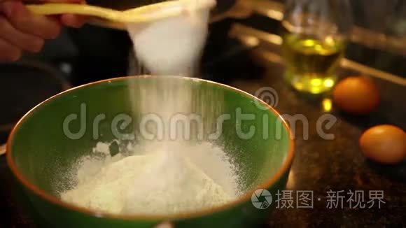 在煎饼制作过程中筛下白面粉视频
