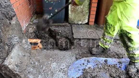 室外破碎的排水瓶沟补充水视频