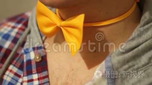 男子纠正橙色领带特写视频