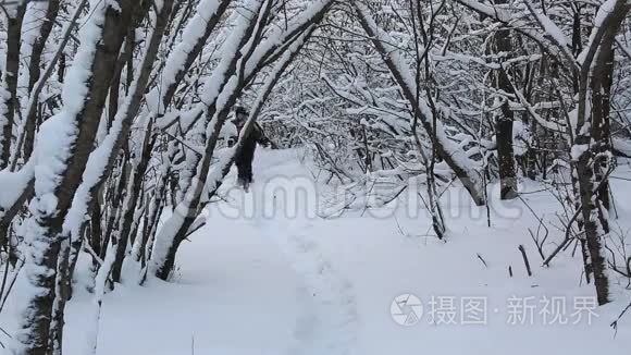 开朗的男人抓住了漂亮快乐的女孩