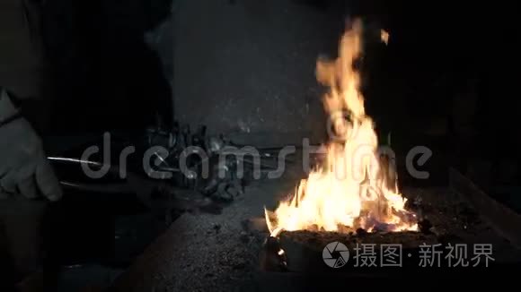 在铁匠铺锻造铁水视频