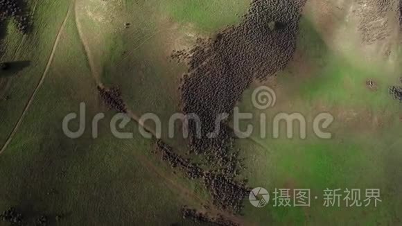 在宽阔的绿地和河流之间的高速公路从上面拍摄