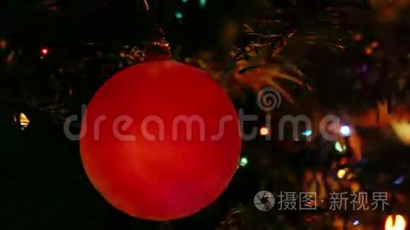 闪烁背景下的新年红球视频