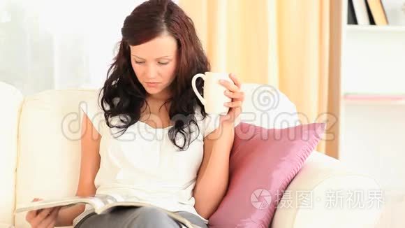 女人一边喝茶一边看杂志视频