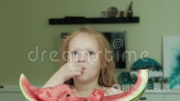 小女孩夏天在家厨房里吃西瓜视频