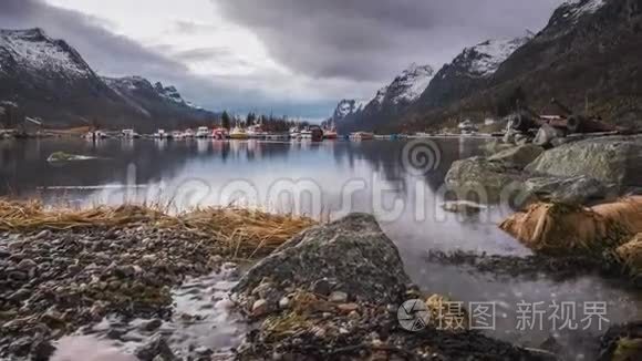 挪威峡湾里的船视频