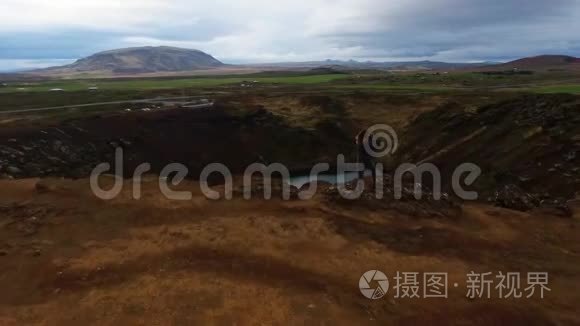 冰岛火山口的鸟瞰图视频