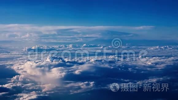 透过飞机窗户的美丽的云彩-RL潘