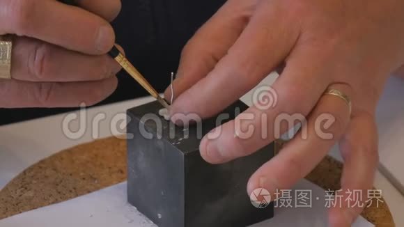 由学生手工制作的珠宝视频