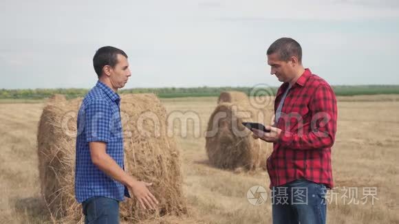 团队农业智慧农业理念.. 两个男性农民的生意坚定友好的握手工人握手
