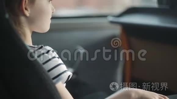 一个小女孩坐旅游巴士旅行视频