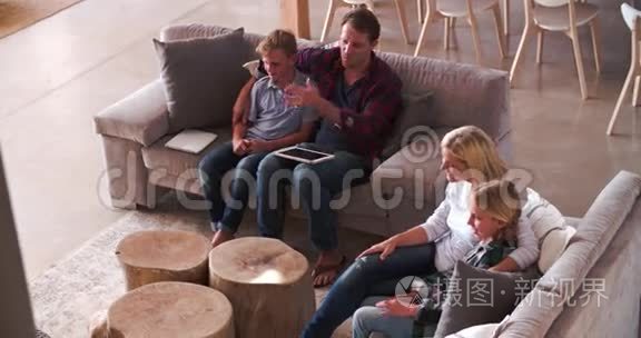 坐在沙发上看电视的家庭视野视频