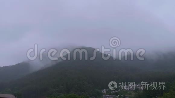 雾中富士山周围的日本高地视频