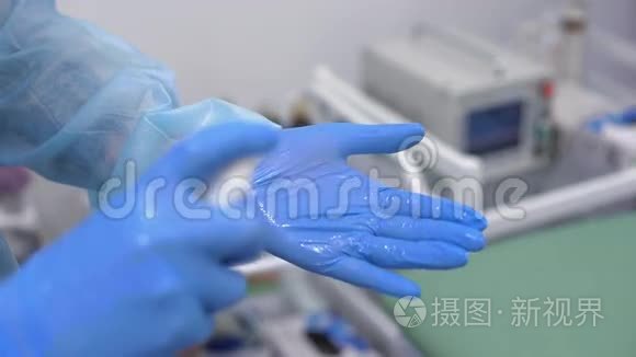 医生用喷雾消毒乳胶手套。 医学和健康概念