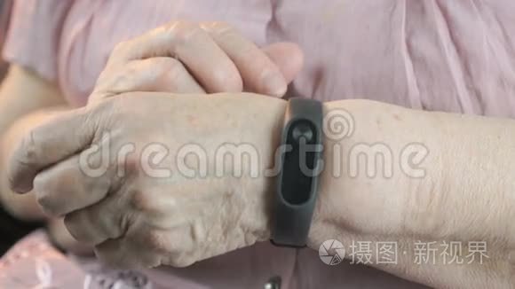 女人摸了摸脉冲监测器的腕带