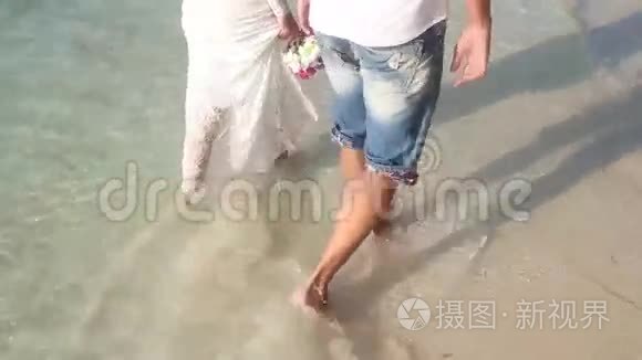 新娘新郎光着脚在浅水中踏浪视频
