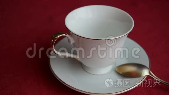 红茶倒在瓷杯里视频