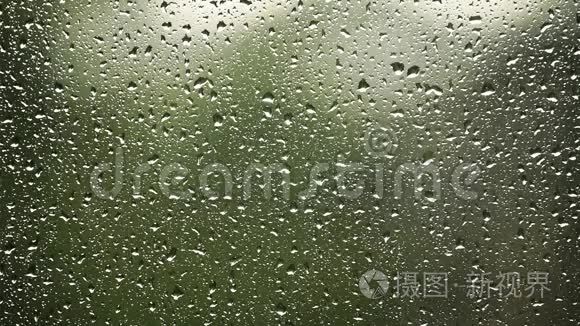 夏天窗户上的雨滴视频