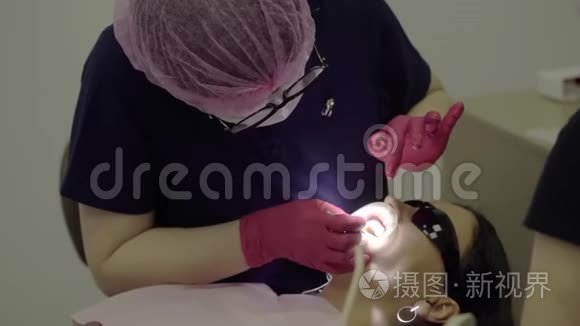牙科医生为女性病人做牙齿美白视频