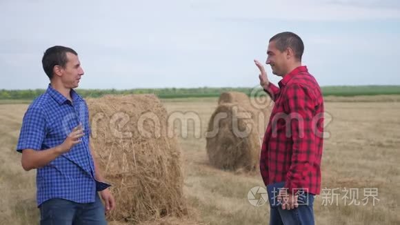 团队农业智慧农业理念.. 两个男人农民的生意牢固友好的握手工人握手