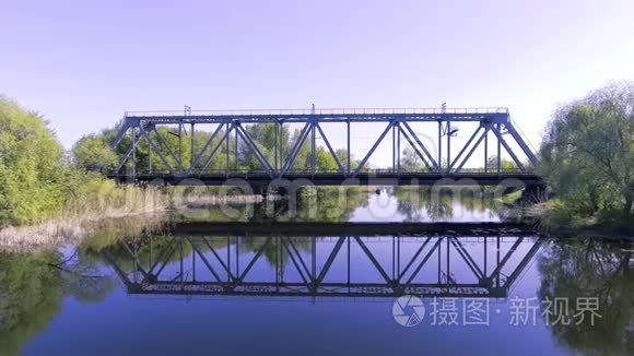 一列高速火车开着一座桥过河视频