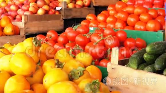 街头市场上有橘子、苹果、梨、柿子和各种水果的陈列柜