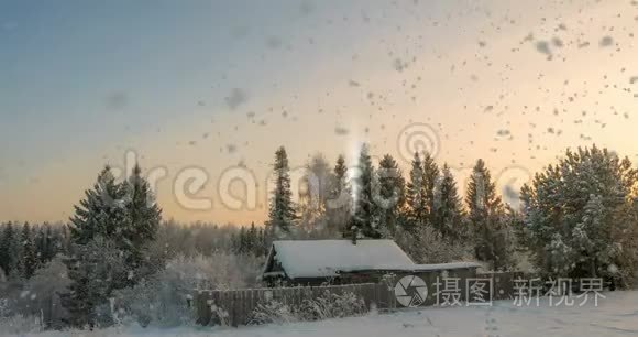 森林附近的一个小木屋，夕阳下一场美丽的降雪，一道美丽的冬季景观.. 视频循环