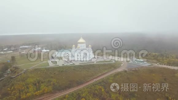 鸟瞰教堂和地标，金色黄色住宅在户外秋季季节。 剪辑。 秋季教堂的俯视图